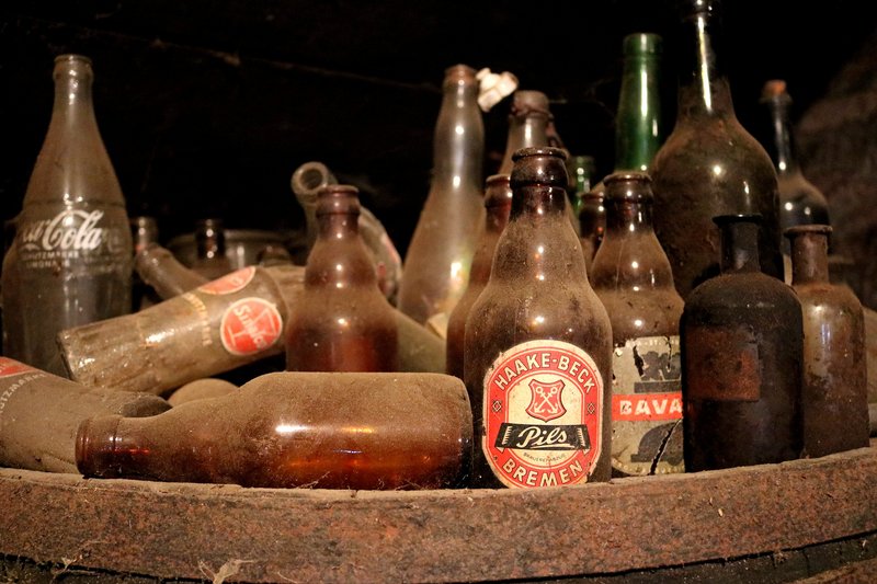 Flaschen auf dem Schüttboden von Eckes Hus Bier- und Cola-Flaschen auf dem Schüttboden von Eckes Hus in Ostereistedt