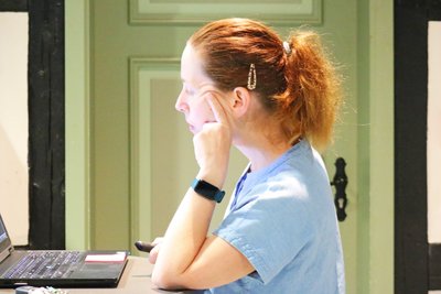 Lucia Gefken bereitet sich auf die Lesung vor