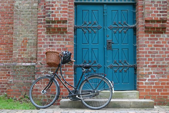 Fahrrad an der Kirchentür