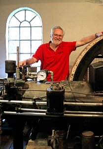 Frank von Marrilac am Teeröldieselmotor