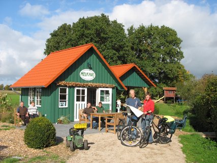 Radler und Müßiggänger am Melkhus Deinstedt