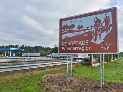 Autobahnschild der NORDPFADE-Wanderregion an der A1
