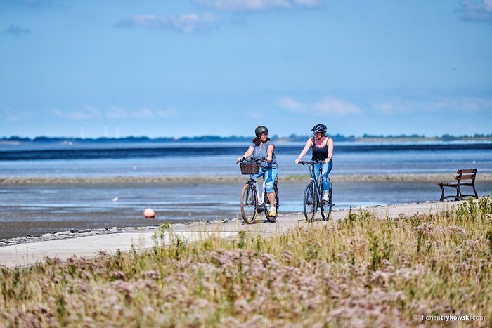 Radeln am Meer in der Wesermarsch, Foto: Florian Trykowski - Touristikgemeinschaft Wesermarsch