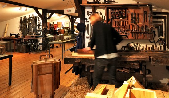 Beim Tischler darf gehobelt werden