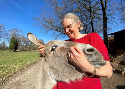 Esel zwischen Almuth und Fotoshooting