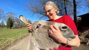 Esel zwischen Almuth und Fotoshooting