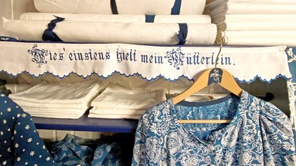 Aussteuer-Regal mit Wäsche