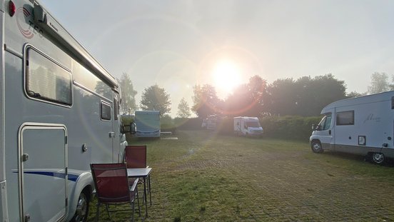 Wohnmobile am frühen Morgen auf dem Wohnmobilstellplatz am Vörder See
