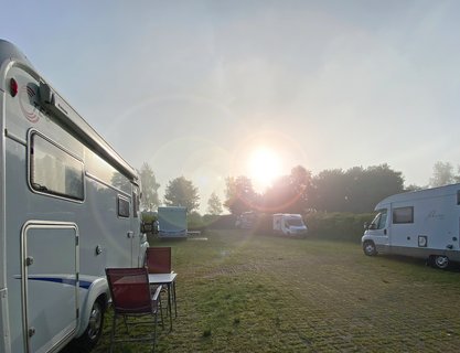 Wohnmobile am frühen Morgen auf dem Wohnmobilstellplatz am Vörder See