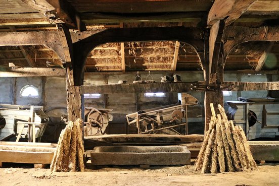 Blick auf die historischen Geräte in der Diele von Eckes Hus