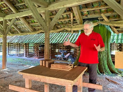 Frank von Marillac erklärt Formtisch und Werkzeug
