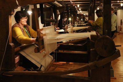 Kursteilnehmerin am Webstuhl