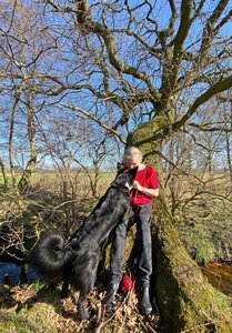 Kalle und Almuth am Kraftbaum