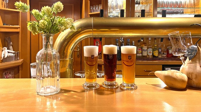 Theke mit drei Sorten Bier vor dem Zapfhahn in der Gasthausbrauerei Selsinger Hof