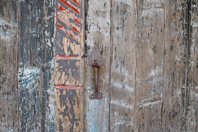 Detail des Holztores mit Schloss vom Vorschauer