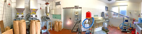 Panoramaufnahme der Produktionshalle Panoramaufnahme der Produktionshalle