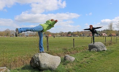 Yogaübung auf alten Findlingen