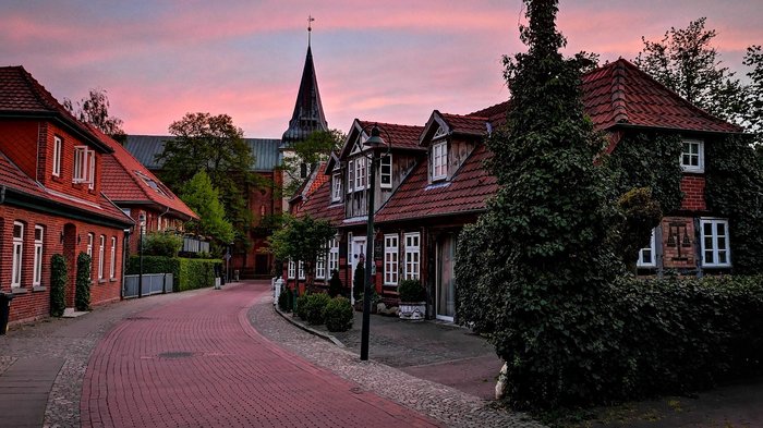 Turmstraße mit Blick auf die Stadtkirche im Abendrot, Foto: Stadt Rotenburg (Wümme)