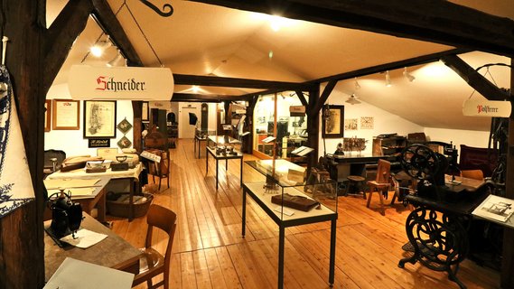 Blick in das Handwerkermuseum mit dem Schild vom Schneider