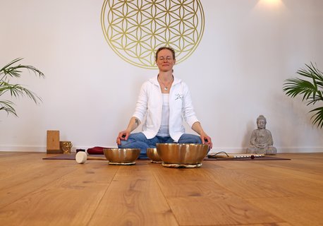Yogalehrerin Miriam Lütjen mit Klangschalen