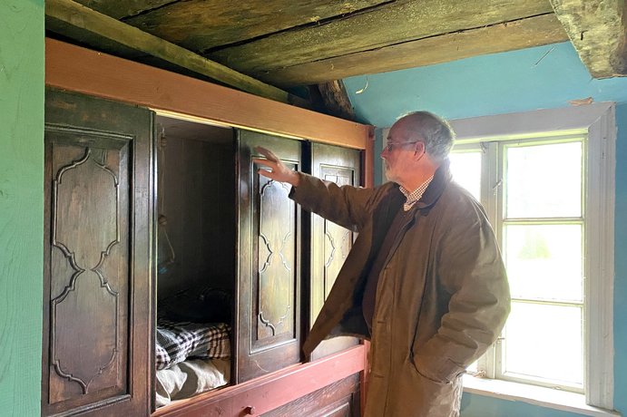 Dr. Wolfgang Dörfler erklärt die Butze im Flett von Eckes Hus