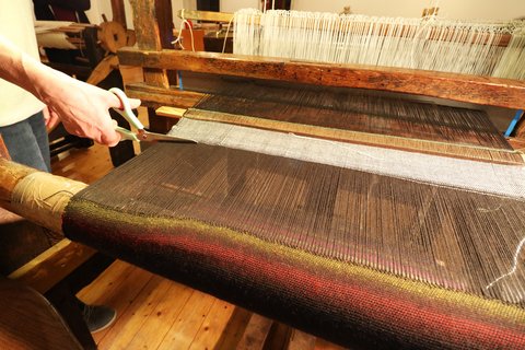 Und Schnitt - der Läufer wird vom Webrahmen getrennt