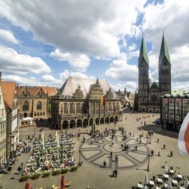 Marktplatz in Bremen mit Rathaus, St. Petri Dom und Speckflagge, Foto: Jonas Ginter - WFB Bremen