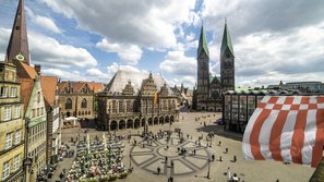 Marktplatz in Bremen mit Rathaus, St. Petri Dom und Speckflagge, Foto: Jonas Ginter - WFB Bremen Marktplatz in Bremen mit Rathaus, St. Petri Dom und Speckflagge, Foto: Jonas Ginter - WFB Bremen