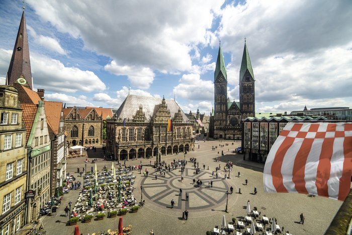 Marktplatz in Bremen mit Rathaus, St. Petri Dom und Speckflagge, Foto: Jonas Ginter - WFB Bremen