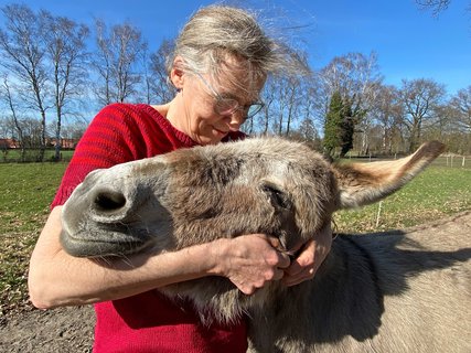 Almuth kuschelt mit Else