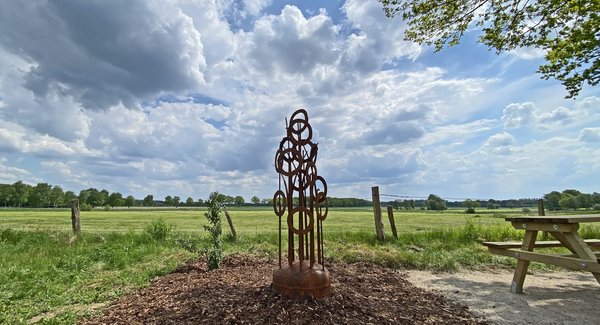 Das Kunstwerk einmal komplett unter dramatischem Himmel