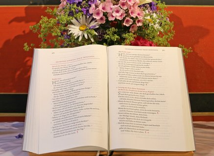 Bibel auf dem Altar