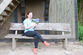 Lucia liest aus ihrem Erstlingswerk "Meine NORDPFADE"