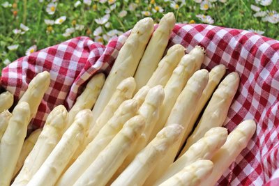 Weißer Spargel im Korb