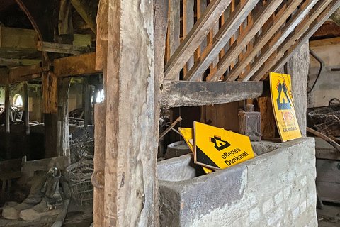 Schild "Offenes Denkmal" im Steintrog vom Pferdestall in Eckes Hus