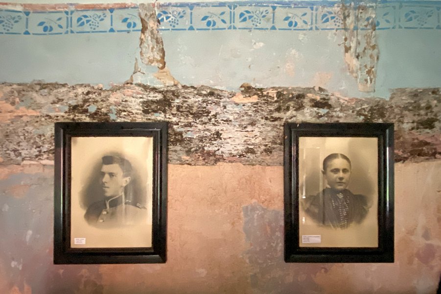 Portraits eines ehemaligen Bewohner-Paares an einer Kammerwand in Eckes Hus Ostereistedt