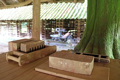 Formtisch mit Ziegel-Dummys