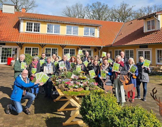 Gruppenfoto der Touristiker beim LandPark Lauenbrück