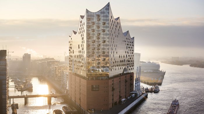 Hamburger Elbphilharmonie bei Sonnenaufgang, Foto: Cooper Copter GmbH