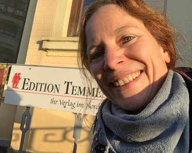 Endlich ein Verlag - Lucia vor der Tür der Edition Temmen