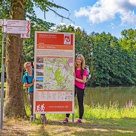 Infotafel und Beschilderung am NORDPFAD Zevener Geest, Foto: Björn Wengler Fotografie