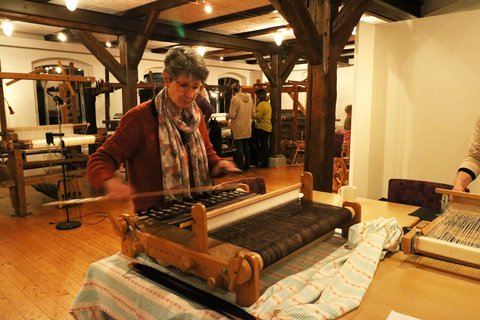 Weberin am Tischwebrahmen