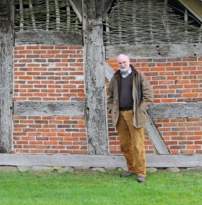 Portrait von Dr. Wolfgang Dörfler vor dem Vordergiebel von Eckes Hus