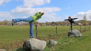 Yogaübung auf alten Findlingen