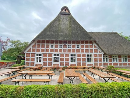 Ein bei trübem Wetter leerer Biergarten vor dem am Haus am See